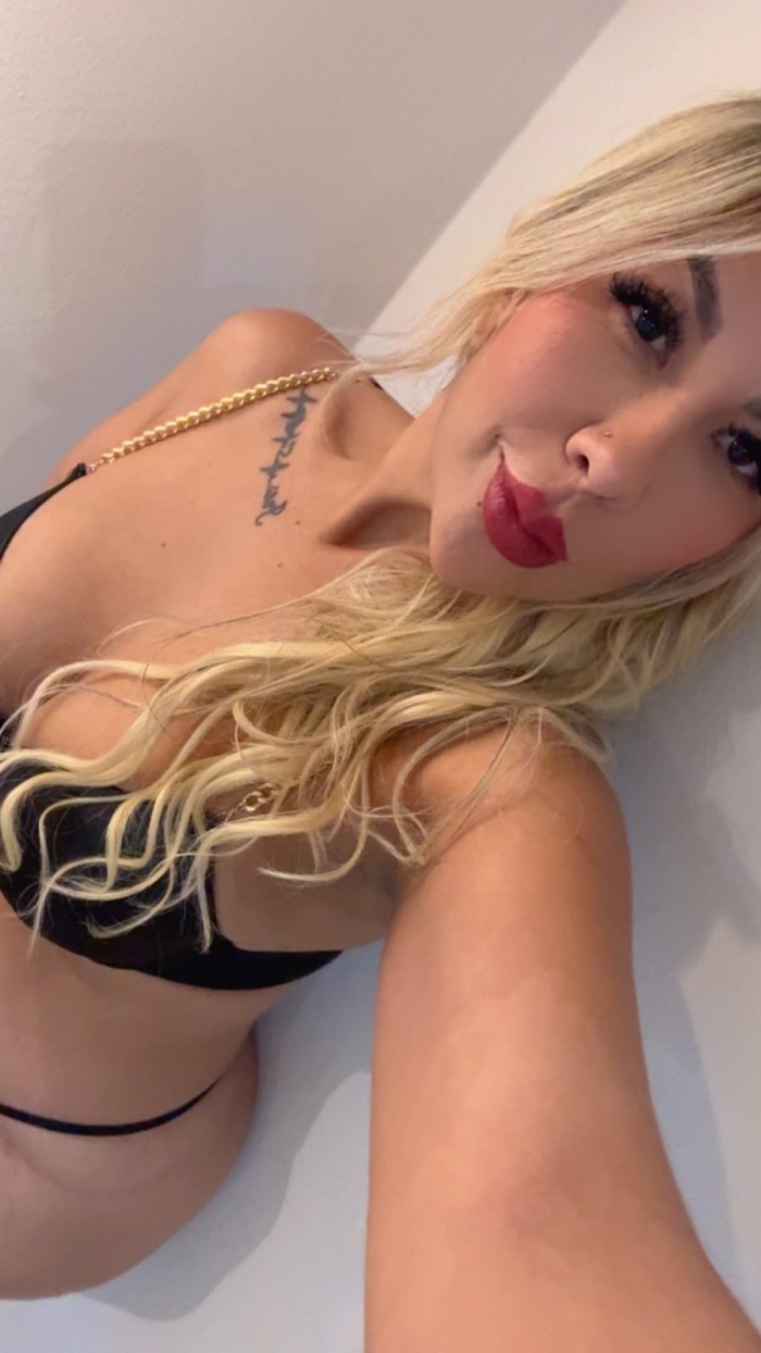 RUBIA ATREVIDA SENSUAL EN ALMERIA