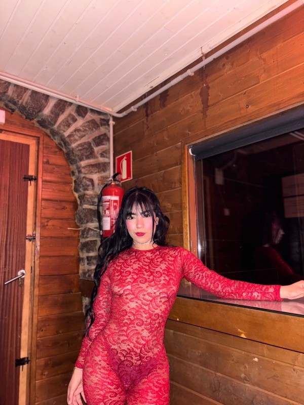 Presencia elegante y personalidad cautivadora