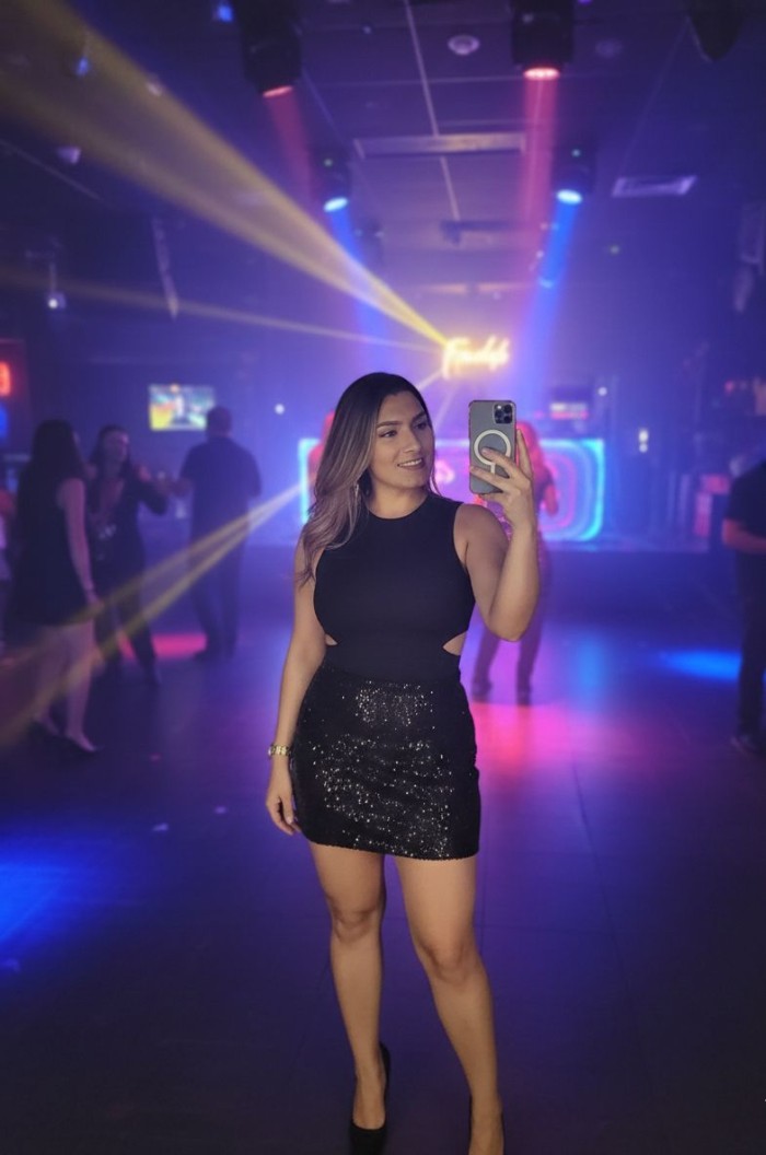 Rubia cachonda muy complaciente y fiestera