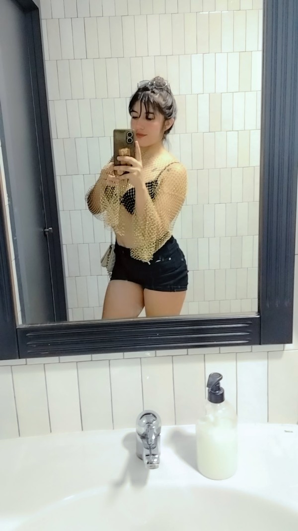 Latina ardiente Con cuerpo natural