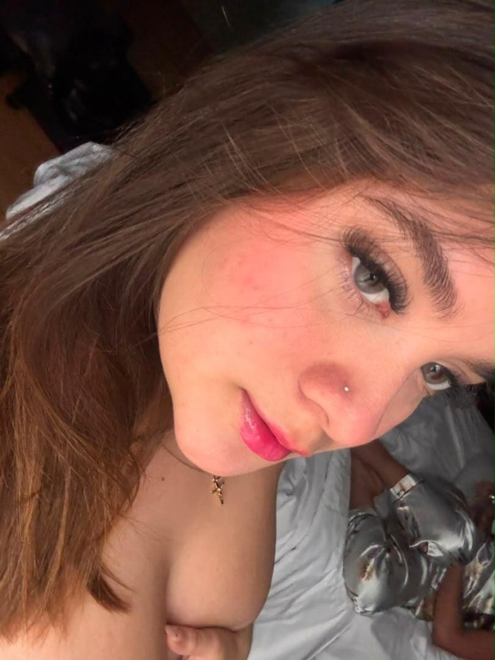 MIEL SUPER LINDA JUGUETONA Y CON MUCHO CARISMA DE PASO POR AQUÍ NOVEDAD