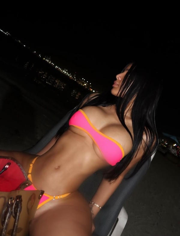 Amigas cachondas fiesteras , besuconas en Benidorm