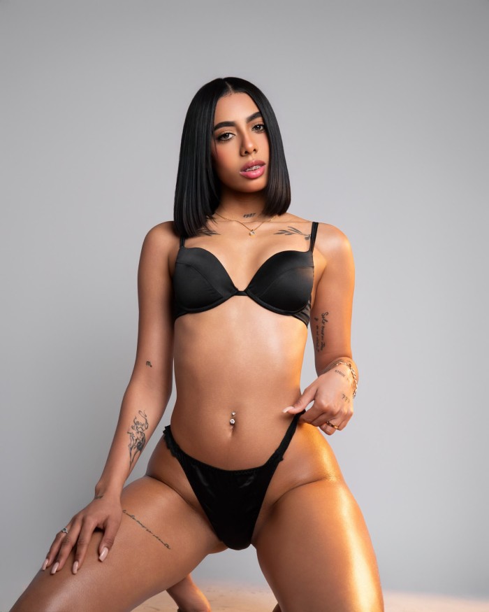 ¡HERMOSA MORENA TOP FIESTERA! (PIS PRIVAT)