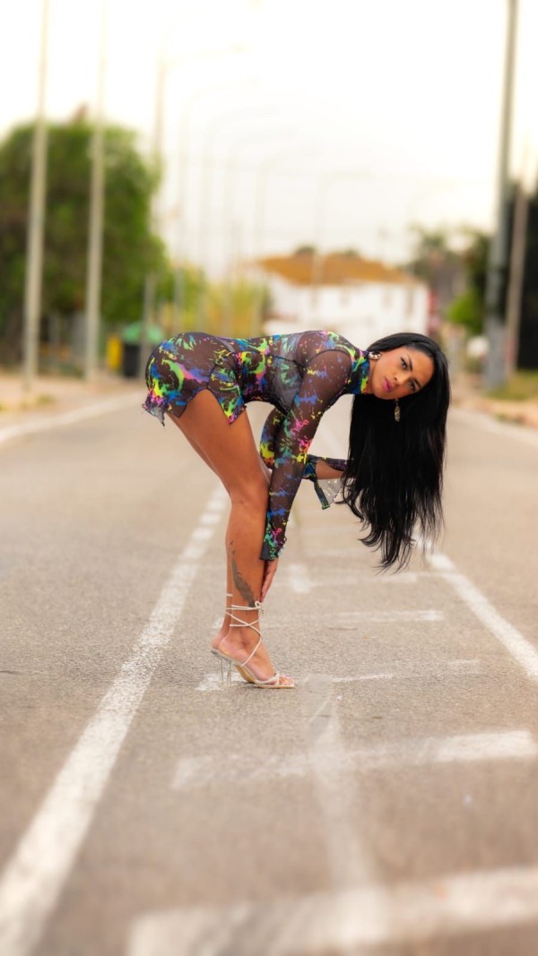 Chica trans versátil fiestera polla lechera