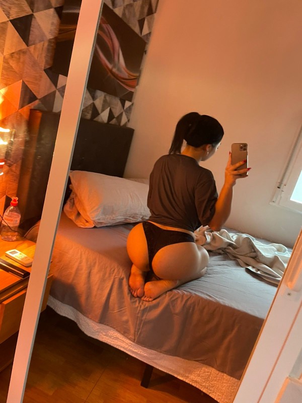 Sofi jovencita cachonda, guapa y muy putita.