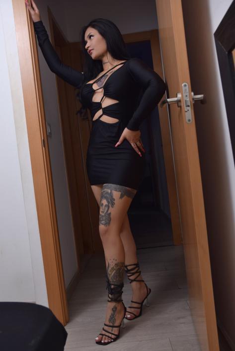 Latina cariñosa y implicada