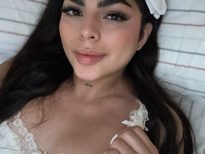 Hermosa jovencita con rica sorpresa para ti