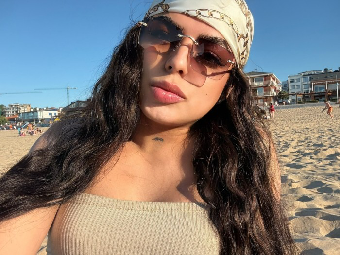 Hermosa jovencita con rica sorpresa para ti