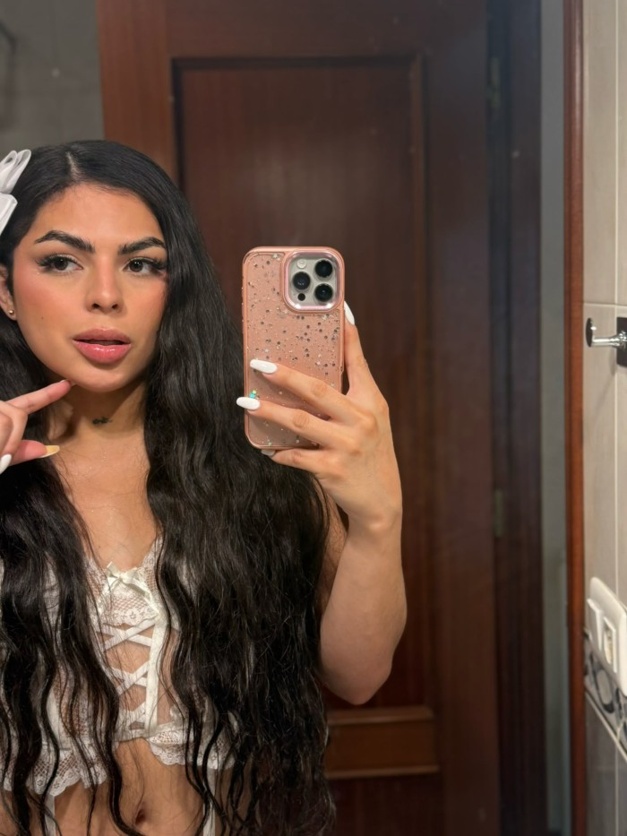 Hermosa jovencita con rica sorpresa para ti