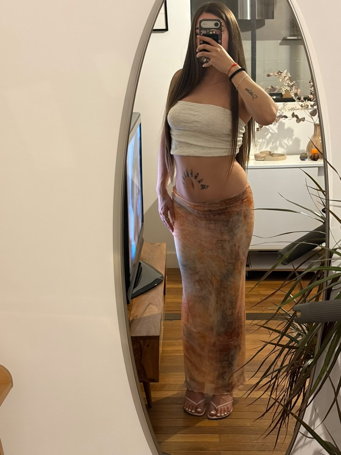 Joven divina delgadita flexible y fiestera