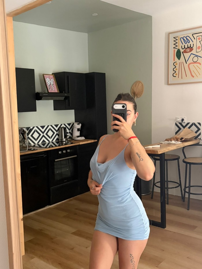 Joven divina delgadita flexible y fiestera