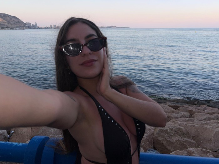 Joven divina delgadita flexible y fiestera