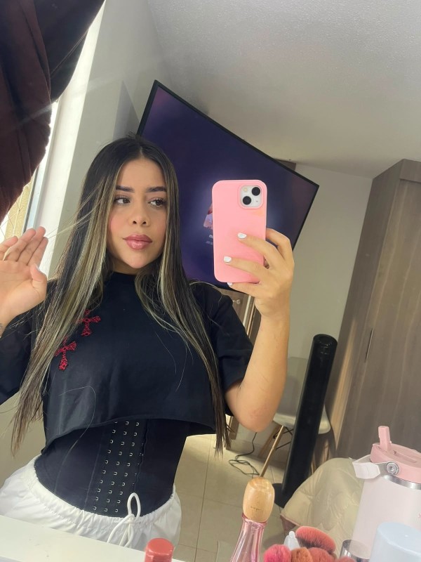 Caliente toda una diosa que te condena a tu placer