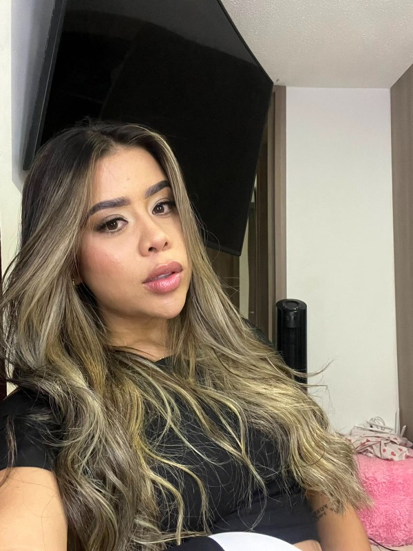 Caliente toda una diosa que te condena a tu placer