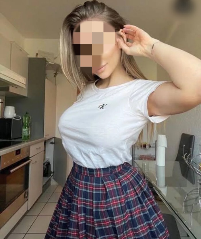 Rubia exótica y sensual . Cañera