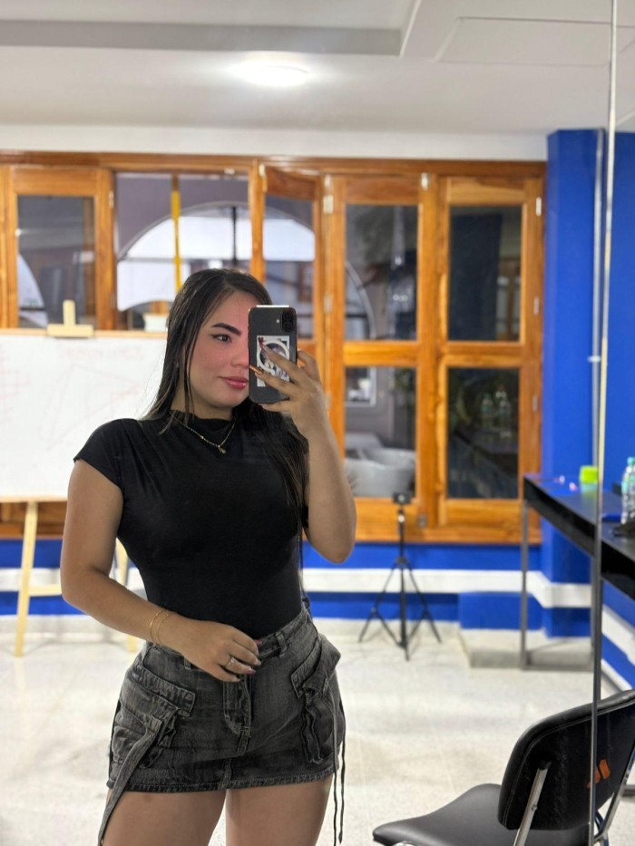 614538464 una hermosa y atenta mujer en la laguna