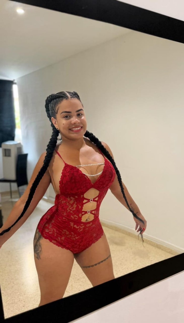 GUAPA LATINA CALIENTE FIESTERA A TOPE IMPLICA Y MUY CAÑERA