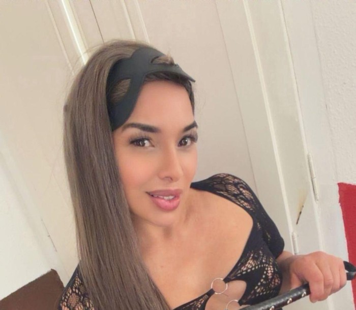 Novedad, Chica rubia, Fiestera, implicada