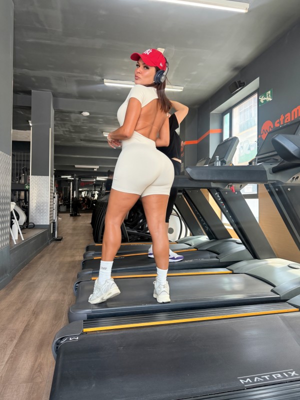 SOY SASHA UNA COLOMBIANA VERSÁTIL MÁS ACTIVA ESPERANDO POR TI