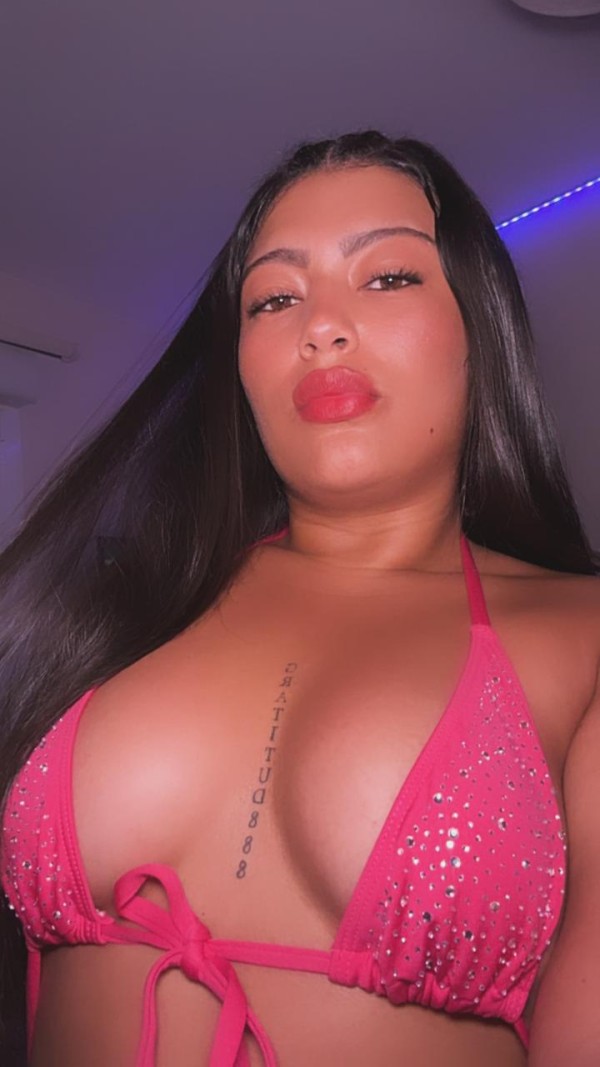 Sexy jovencita recién llegada a la ciudad