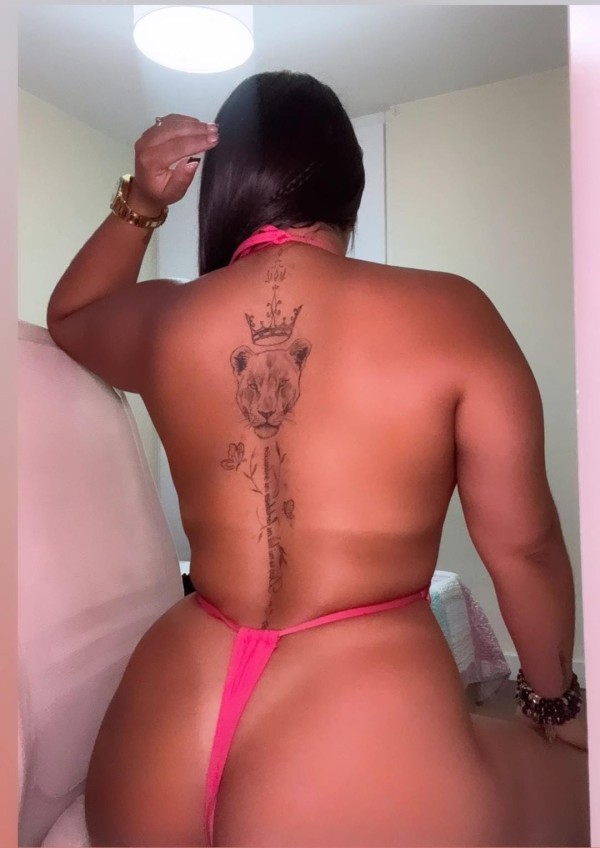 Sexy jovencita recién llegada a la ciudad