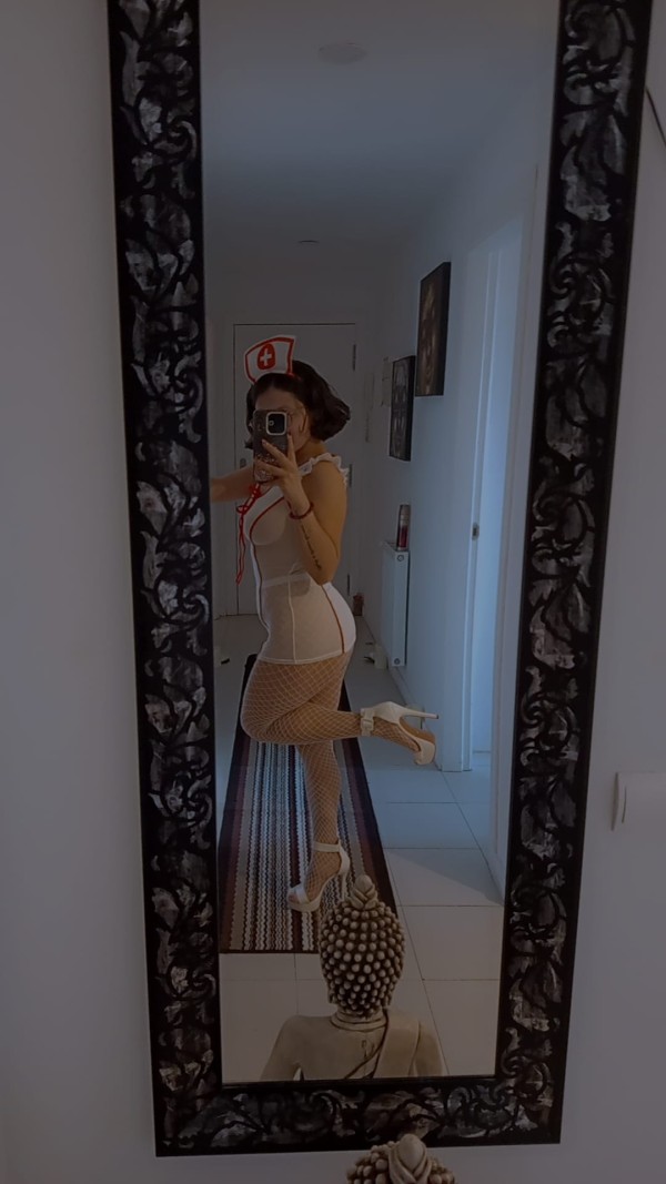 Latina, dulce, elegante y con mucha complicidad
