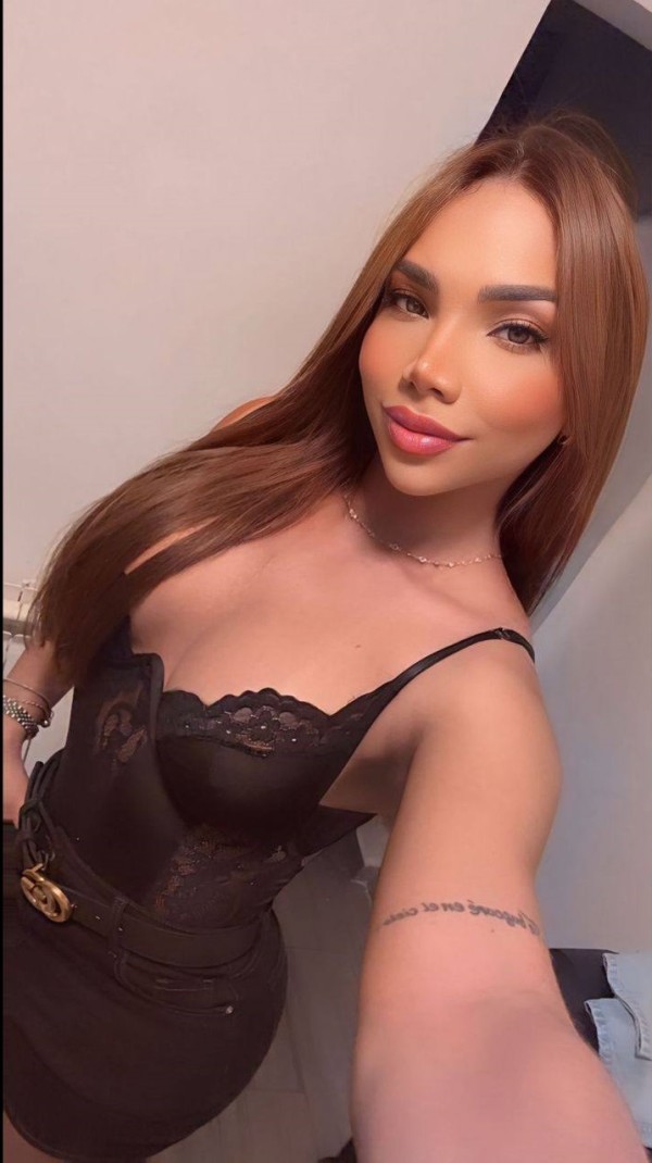 TRANS FEMENINA LLENA DE MUCHO FUEGO Y MORBO FIESTA