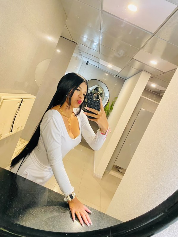 Colombiana jovencita delgada con buenas curvas