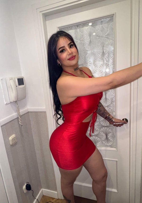 Exótica colombiana con ganas de divertirse