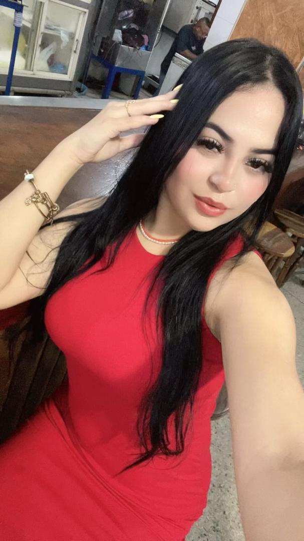 chica joven en parla centro elegante y educada