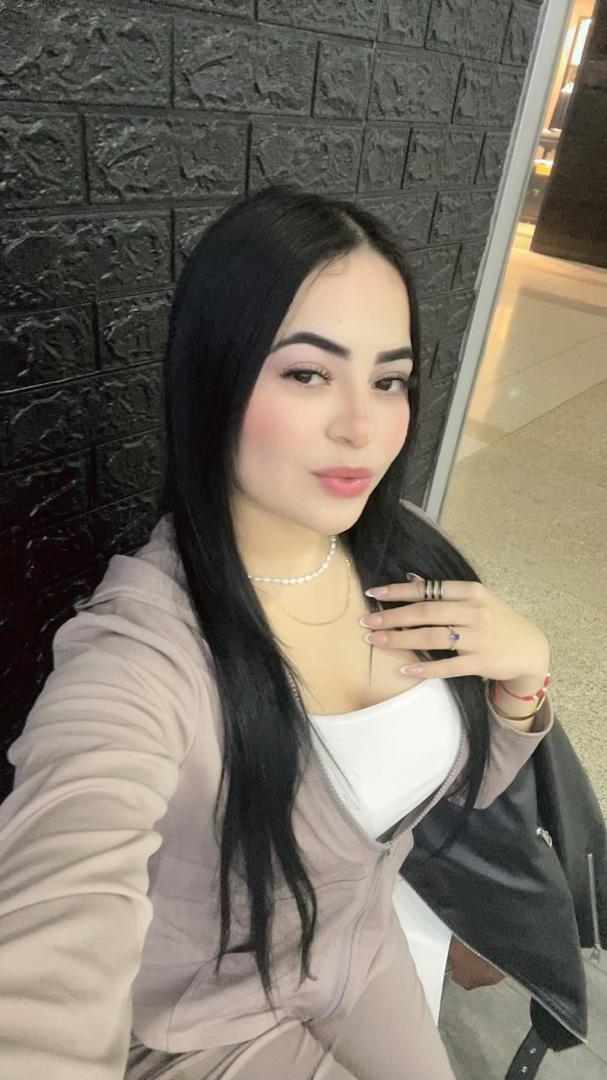 chica joven en parla centro elegante y educada