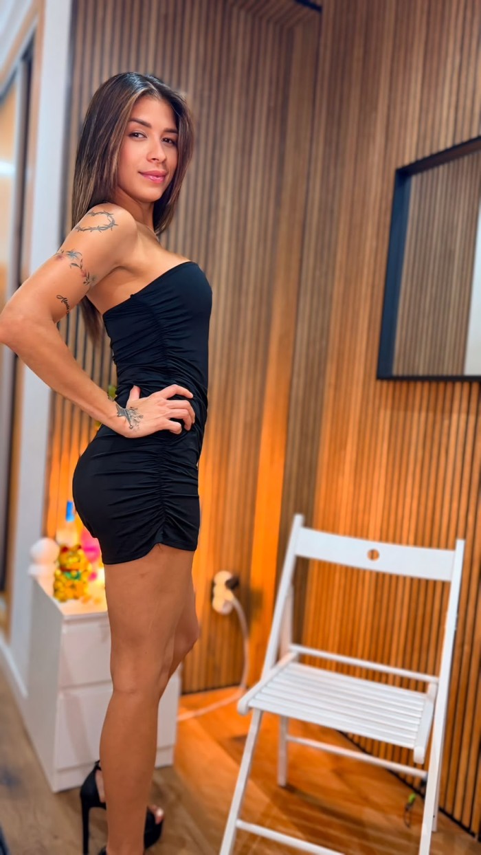 BOMBA DE SEXO COMPLACIENTE FIESTERA A TOPE