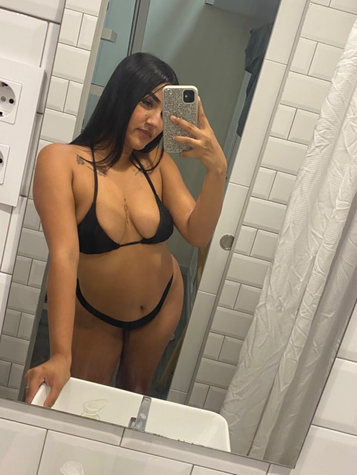 JOVEN CARIÑOSA DELGADA RICA