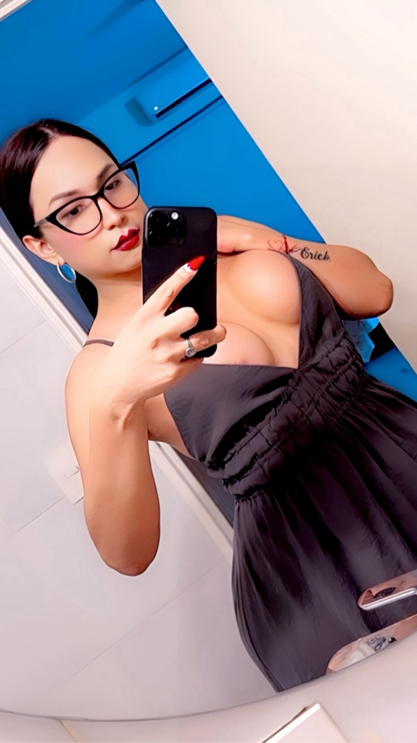 FIESTERA MUY COMPLACIENTE EN TUS FANTASÍAS BELLA L