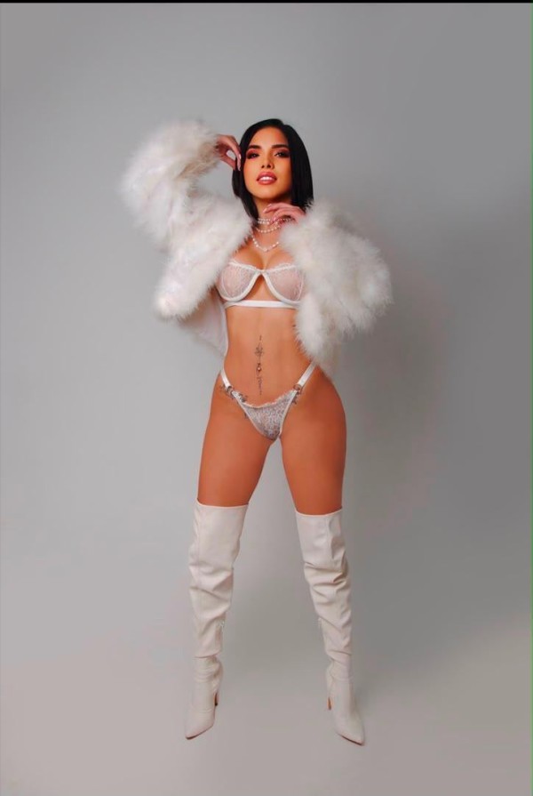 latina cuerpo pequeño y provocador