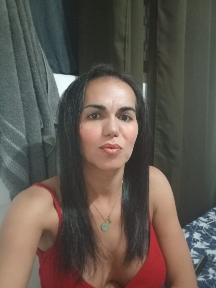Hermosa transexual con una delicia entre las piern