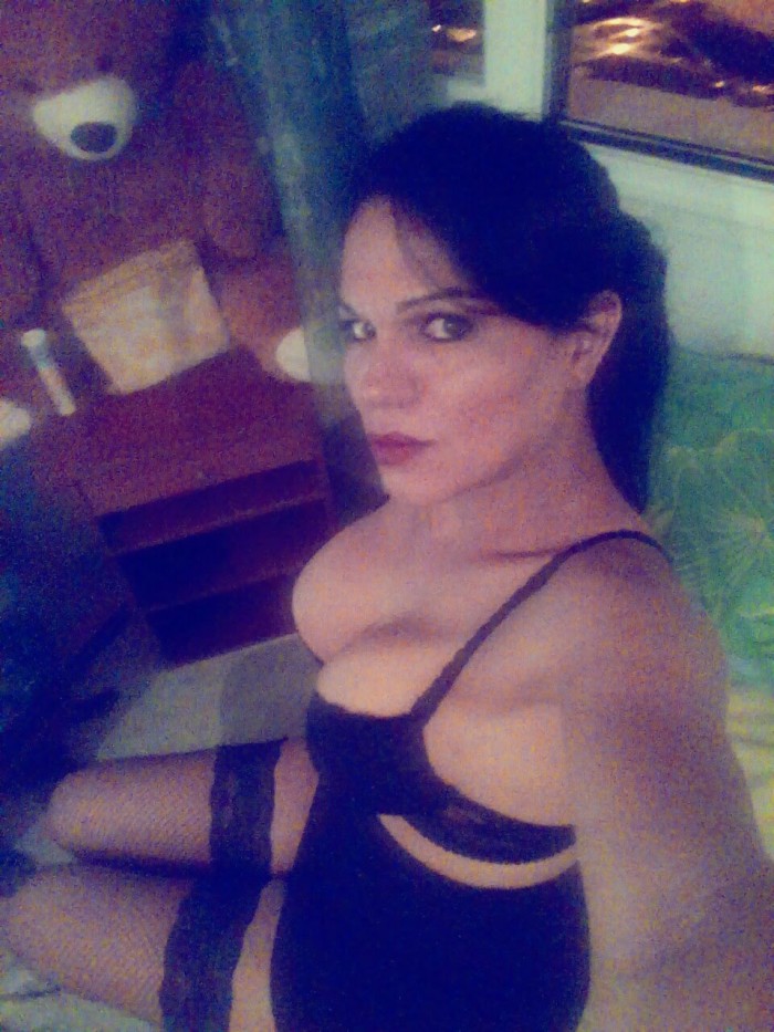 Hermosa transexual con una delicia entre las piern