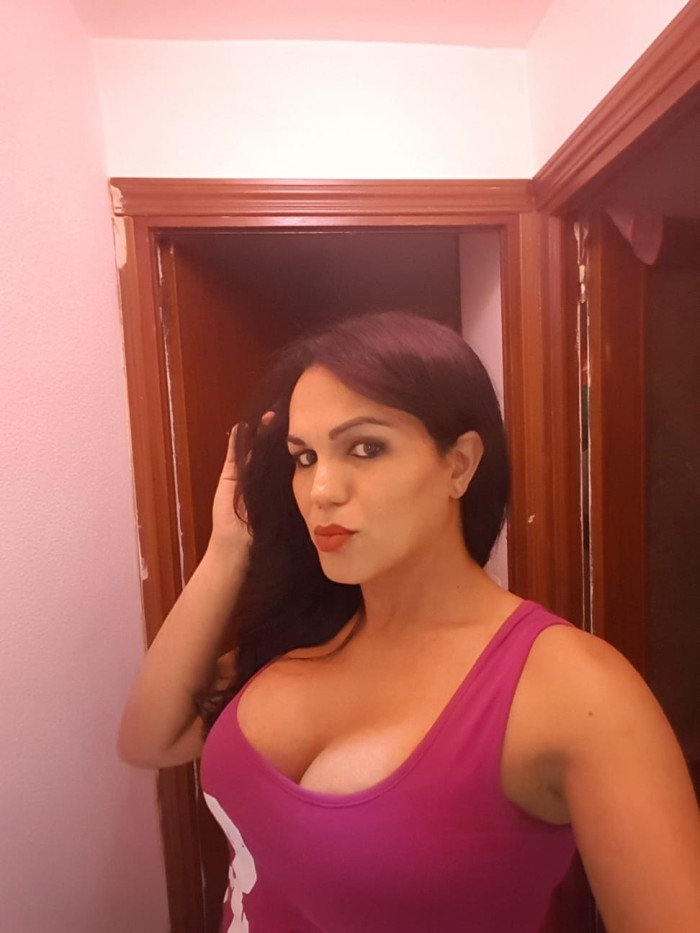 Hermosa transexual con una delicia entre las piern