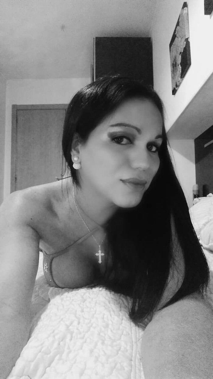 Hermosa transexual con una delicia entre las piern
