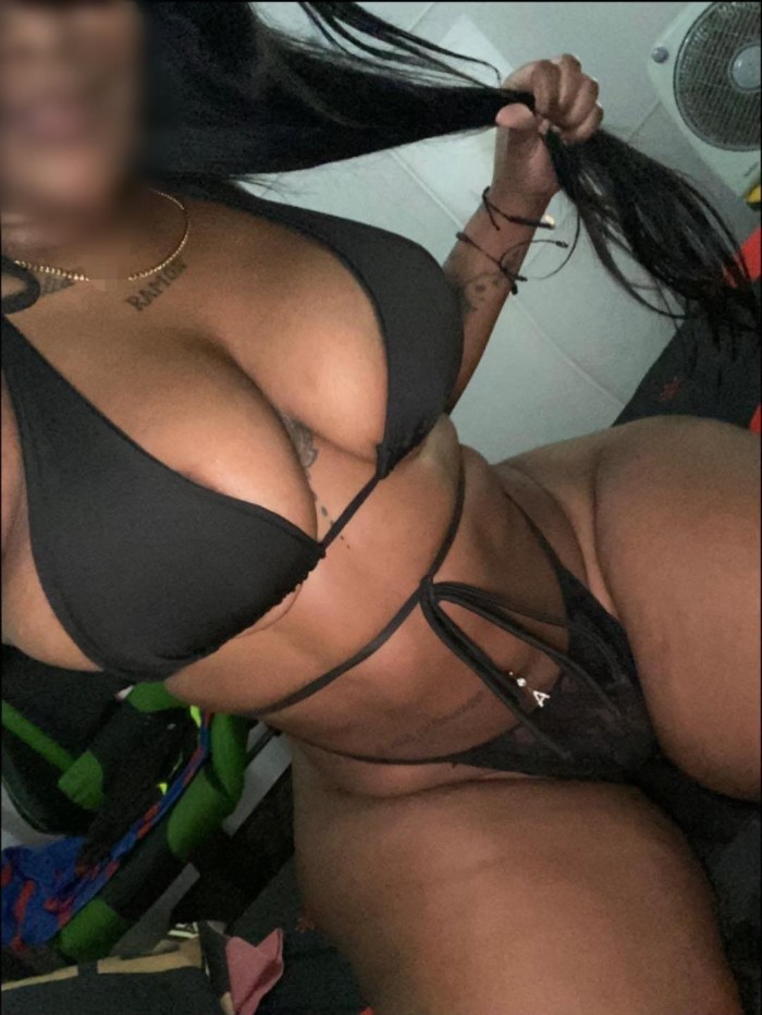EN LAS HUESAS MORENAZA CACHONDITA CON GANAS DE SEX