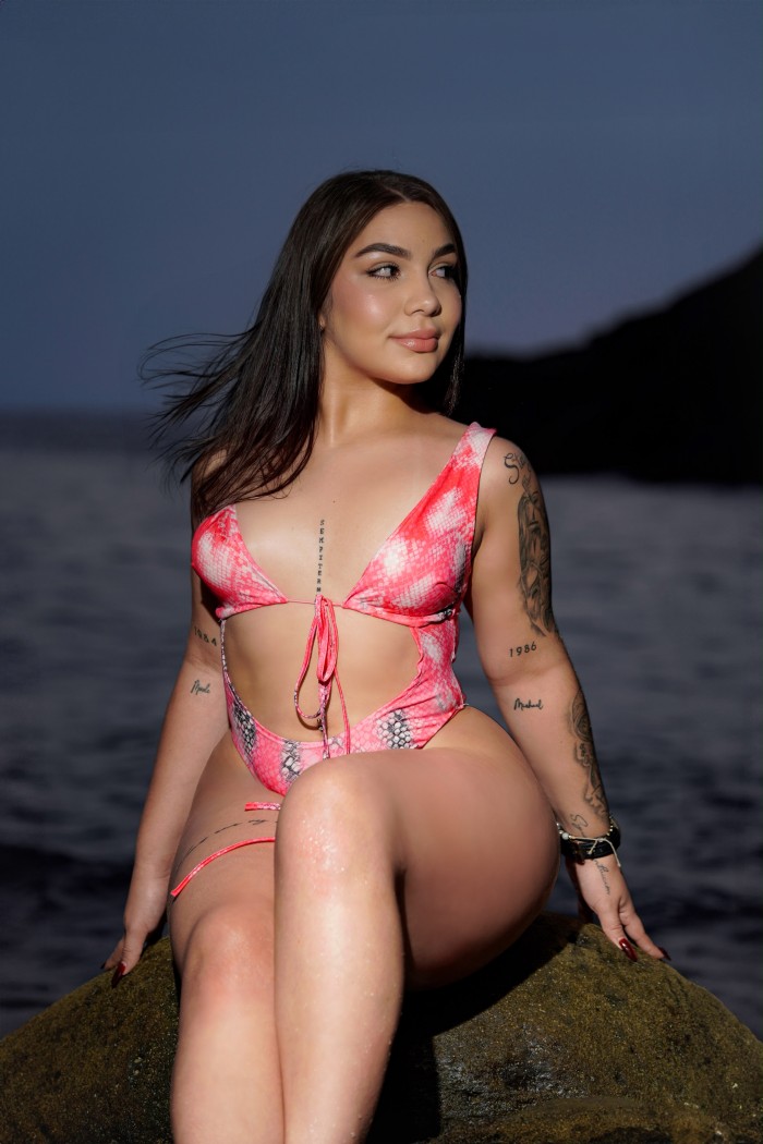 JOVENCITA LATINA MUY CACHONDA EN LOS CRISTIANOS