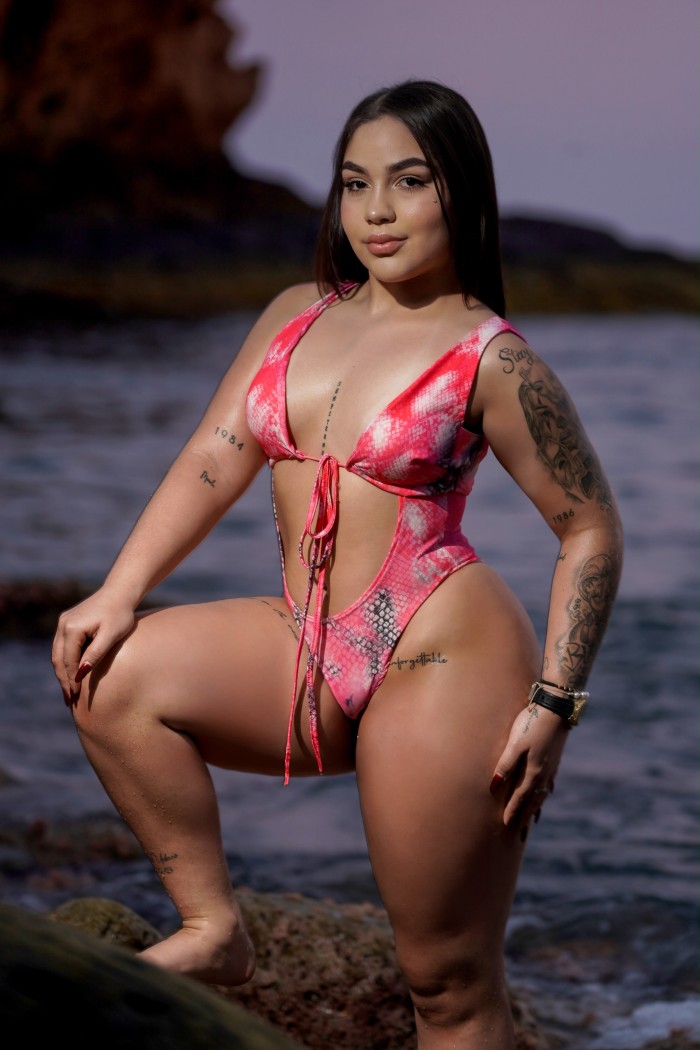 JOVENCITA LATINA MUY CACHONDA EN LOS CRISTIANOS
