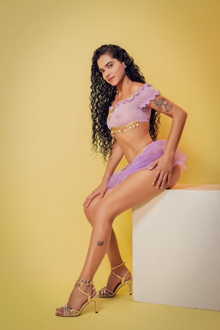 FLACA ALEGRE Y MUY DISPUESTA (Vía Julia)