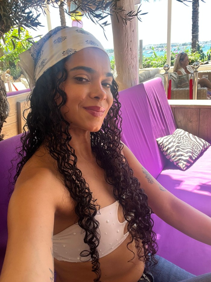 FLACA ALEGRE Y MUY DISPUESTA (Vía Julia)