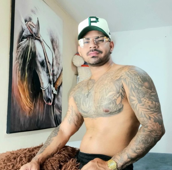 LEANDRO VENEZOLANO MUY ATRACTIVO Y COMPLACIENTE