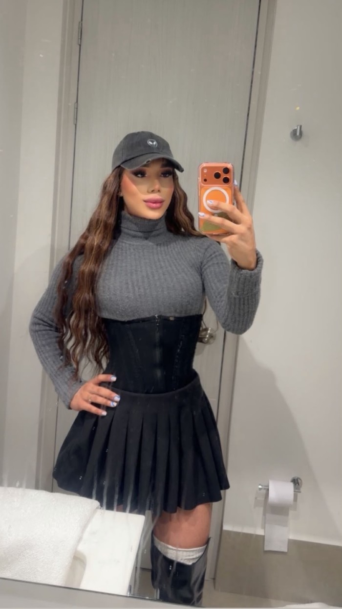 COLOMBIANA MORBOSA NIÑATA ADICTA A CABALGAR POLLAS