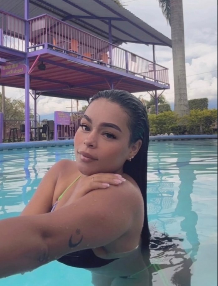 CHARLOTTE – PETITE COLOMBIANA CULONA Y MORBOSA