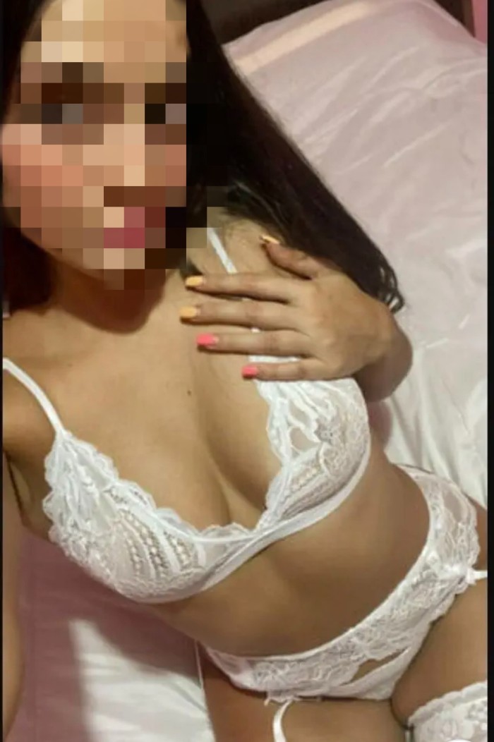 Brigitte joven delgada morena