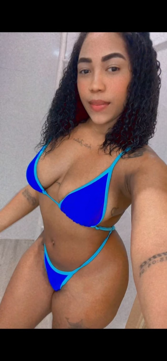 Soy una latina cachonda y estoy a tope