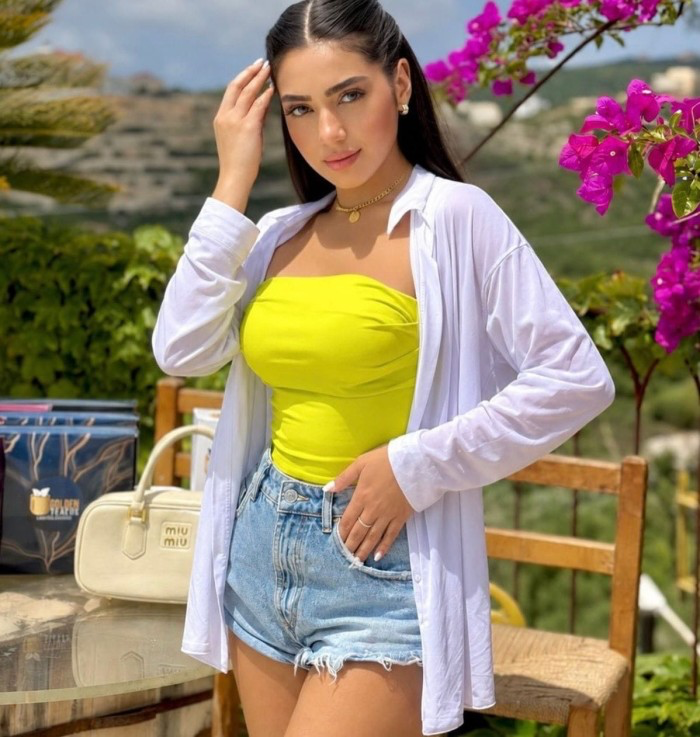 Preciosa y escultural chica vip española